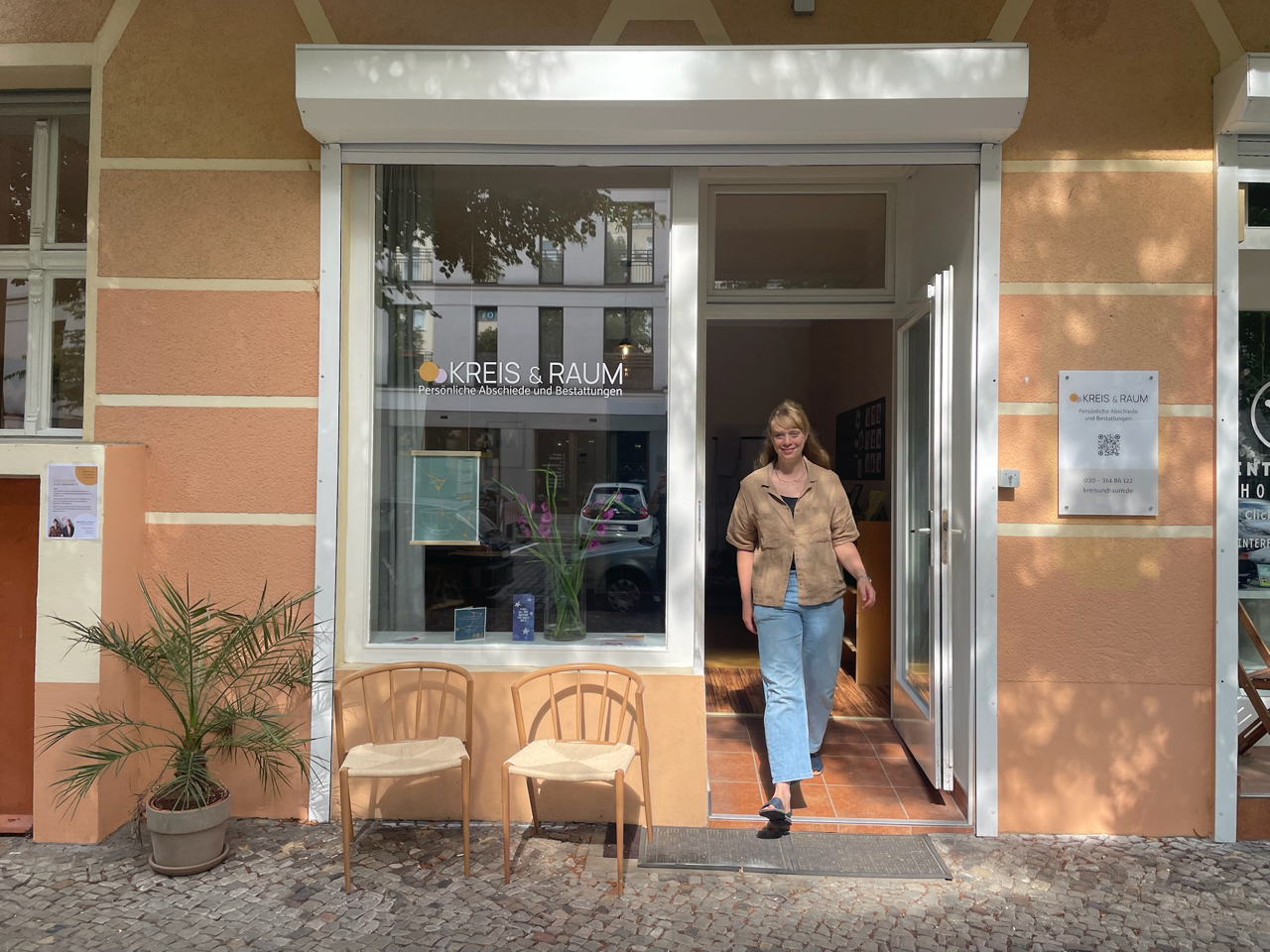Eva Hartmann vor dem Bro von Kreis und Raum