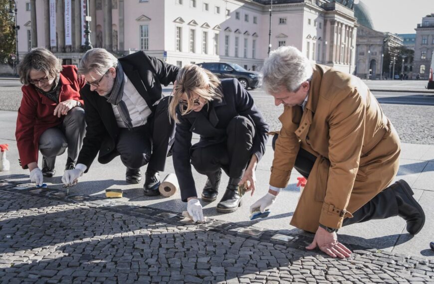 Das HU-Präsidium reinigt Stolpersteine und gedenkt dem Novemberpogrom Reichspogromnacht (c) Stefan Klenke