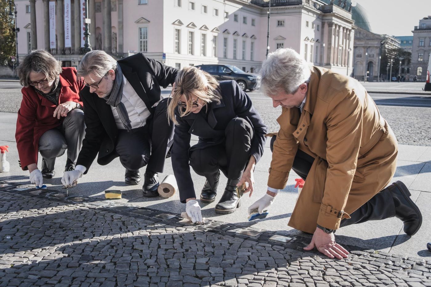 Das HU-Präsidium reinigt Stolpersteine und gedenkt dem Novemberpogrom Reichspogromnacht (c) Stefan Klenke