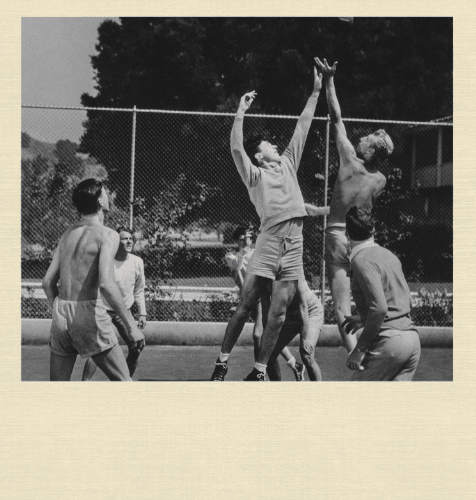 Schwarz-Weiß-Aufnahme von Männern beim Sport