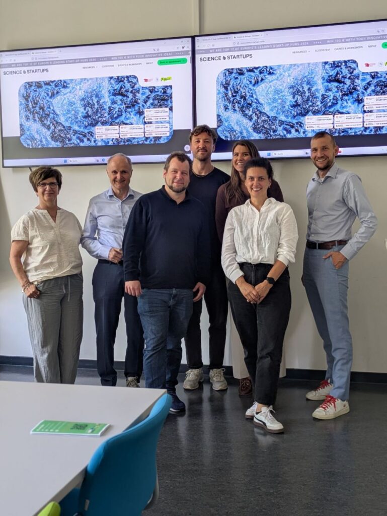 Jury zusammen mit der Projektkoordinatorin des BSS Sarah Bidoli in der Startup-Villa in Dahlem (c) Science & Startups