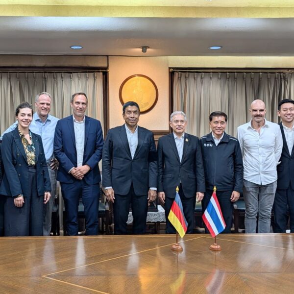 Deutsche Delegation mit dem Bürgermeister von Bangkok (c) privat