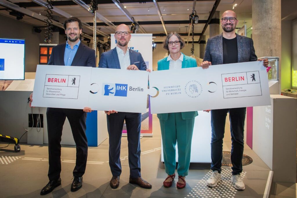 Humboldt-Universität und IHK Berlin unterzeichnen Kooperationsvertrag. (v.l.n.r.) Dr. Henry Marx, Sebastian Stietzel, Prof. Dr. Julia von Blumenthal, Michael Biehl. Bildrechte: HU Berlin/Stefan Klenke