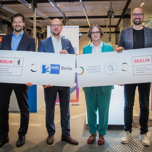 Humboldt-Universität und IHK Berlin unterzeichnen Kooperationsvertrag. (v.l.n.r.) Dr. Henry Marx, Sebastian Stietzel, Prof. Dr. Julia von Blumenthal, Michael Biehl. Bildrechte: HU Berlin/Stefan Klenke